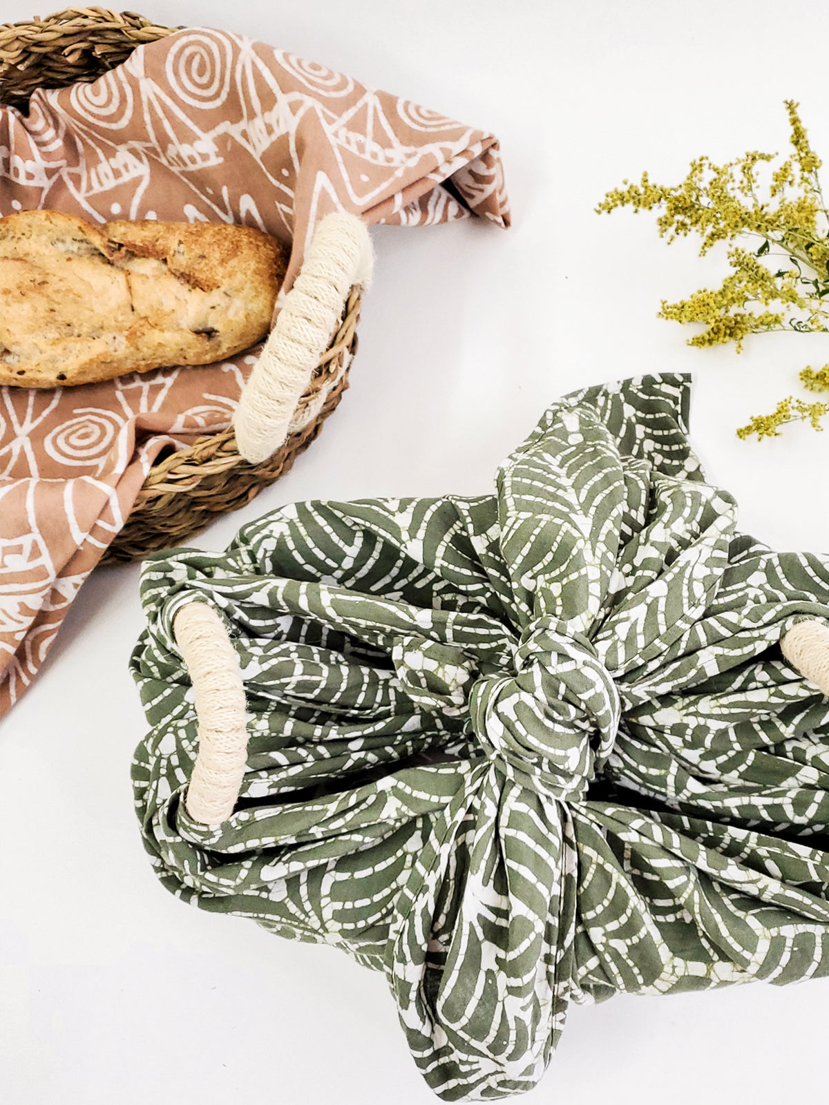 DC-KORISSA bread warmer and basket gift set with floral tea towel, featuring an oval woven bread basket and decorative packaging.