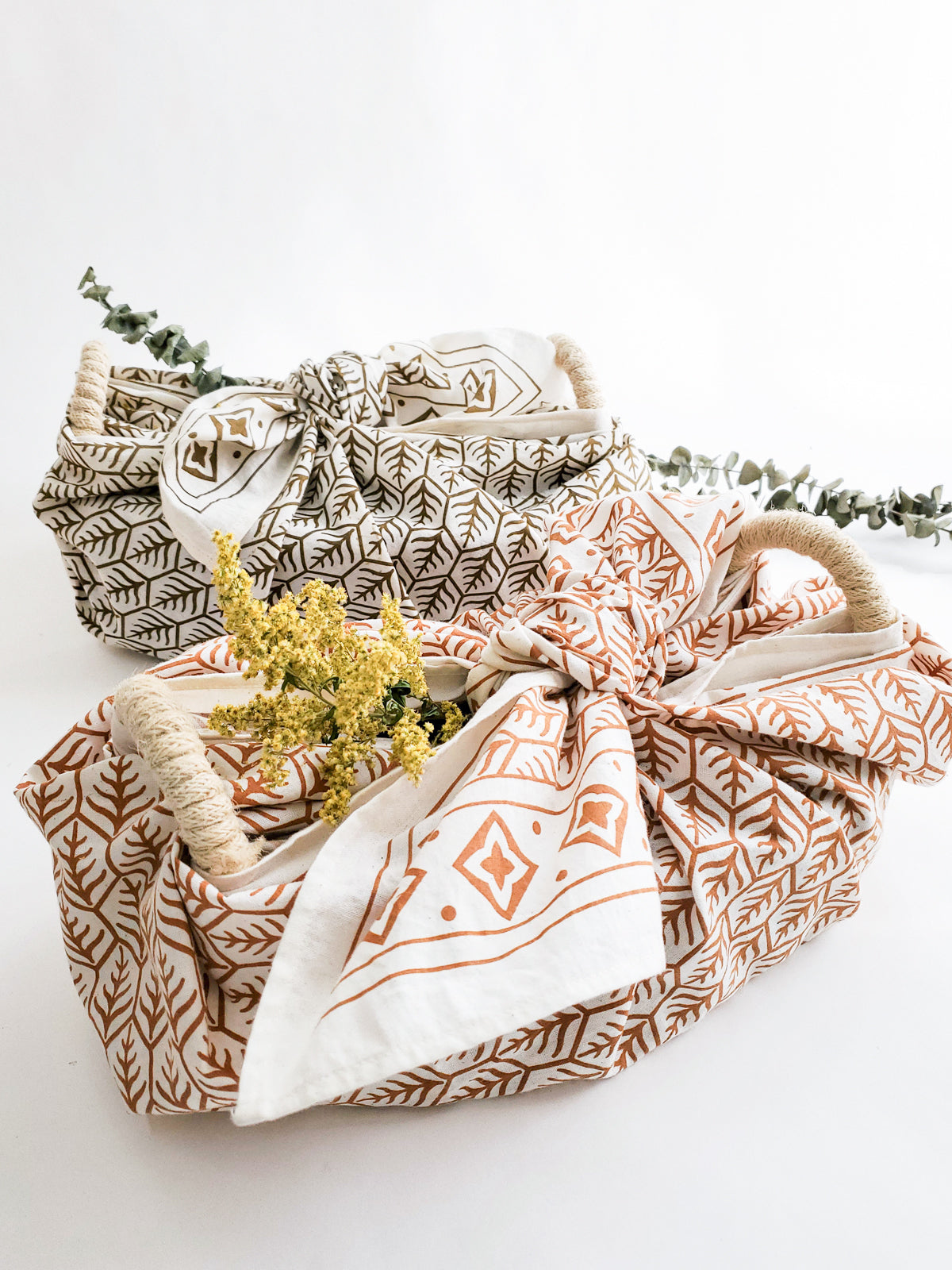 DC-KORISSA bread warmer and basket gift set with flower design, includes a tea towel, ideal for serving warm bread.