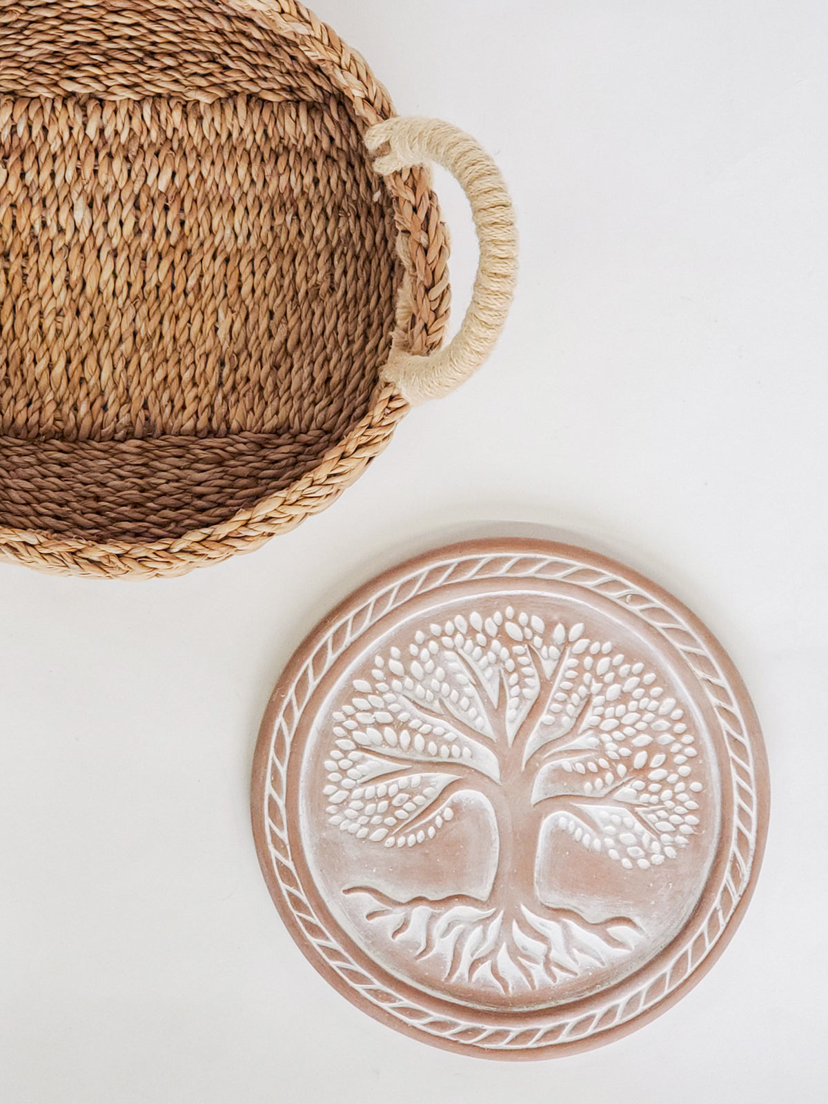 Round Tree of Life bread warmer and basket by DC-KORISSA, featuring a decorative woven design for keeping bread warm.