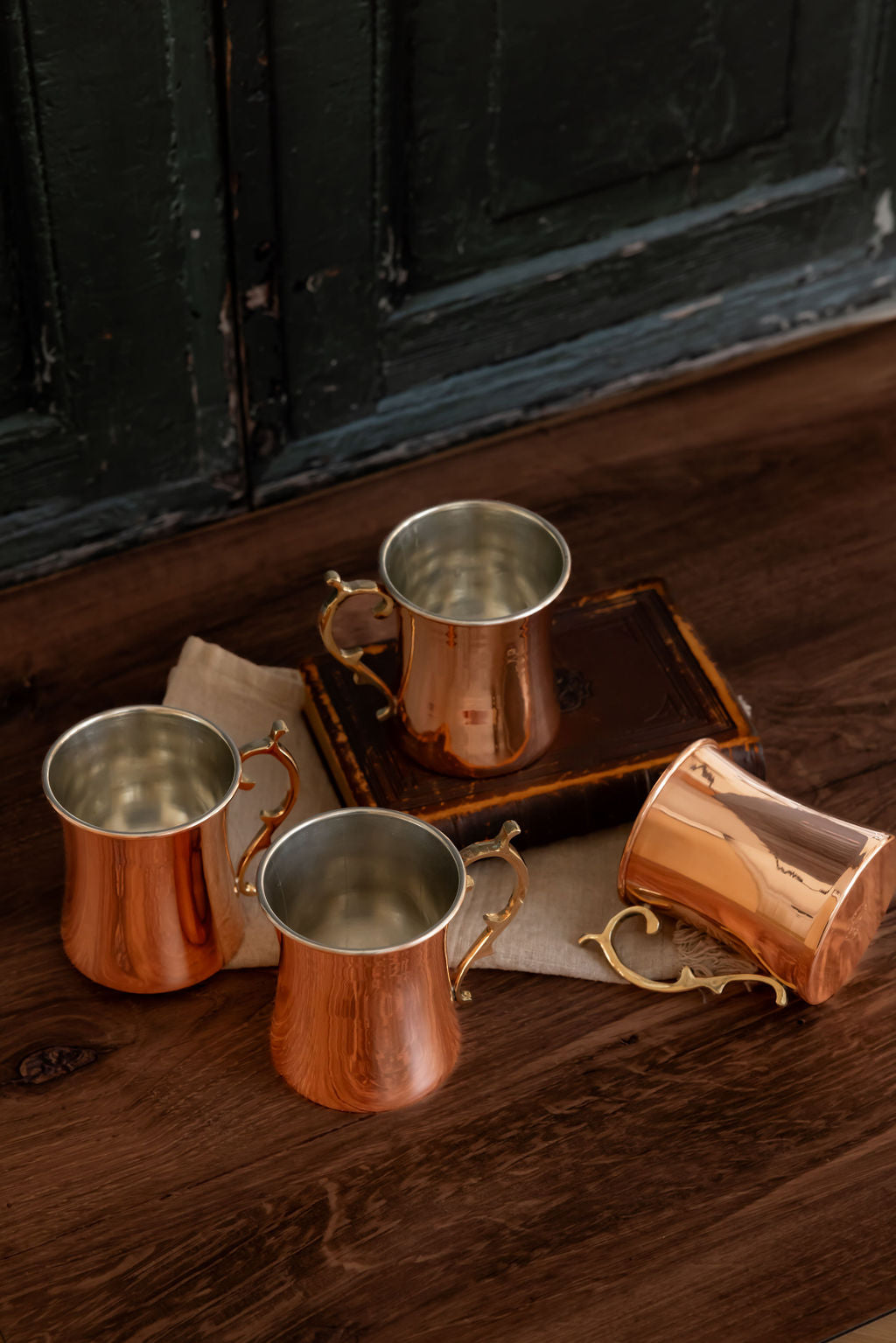 Vintage inspired cocktail mugs by DC-Powered by People, set of 2 or 4, featuring retro design and durable ceramic construction.