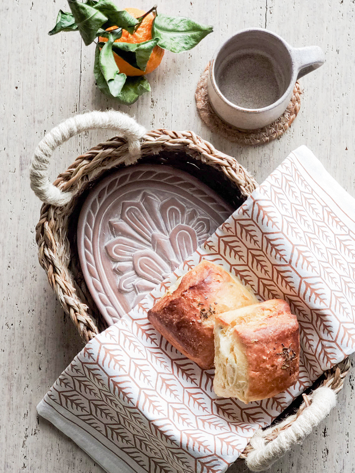 DC-KORISSA bread warmer and basket gift set with floral design and matching tea towel, ideal for serving bread and baked goods.