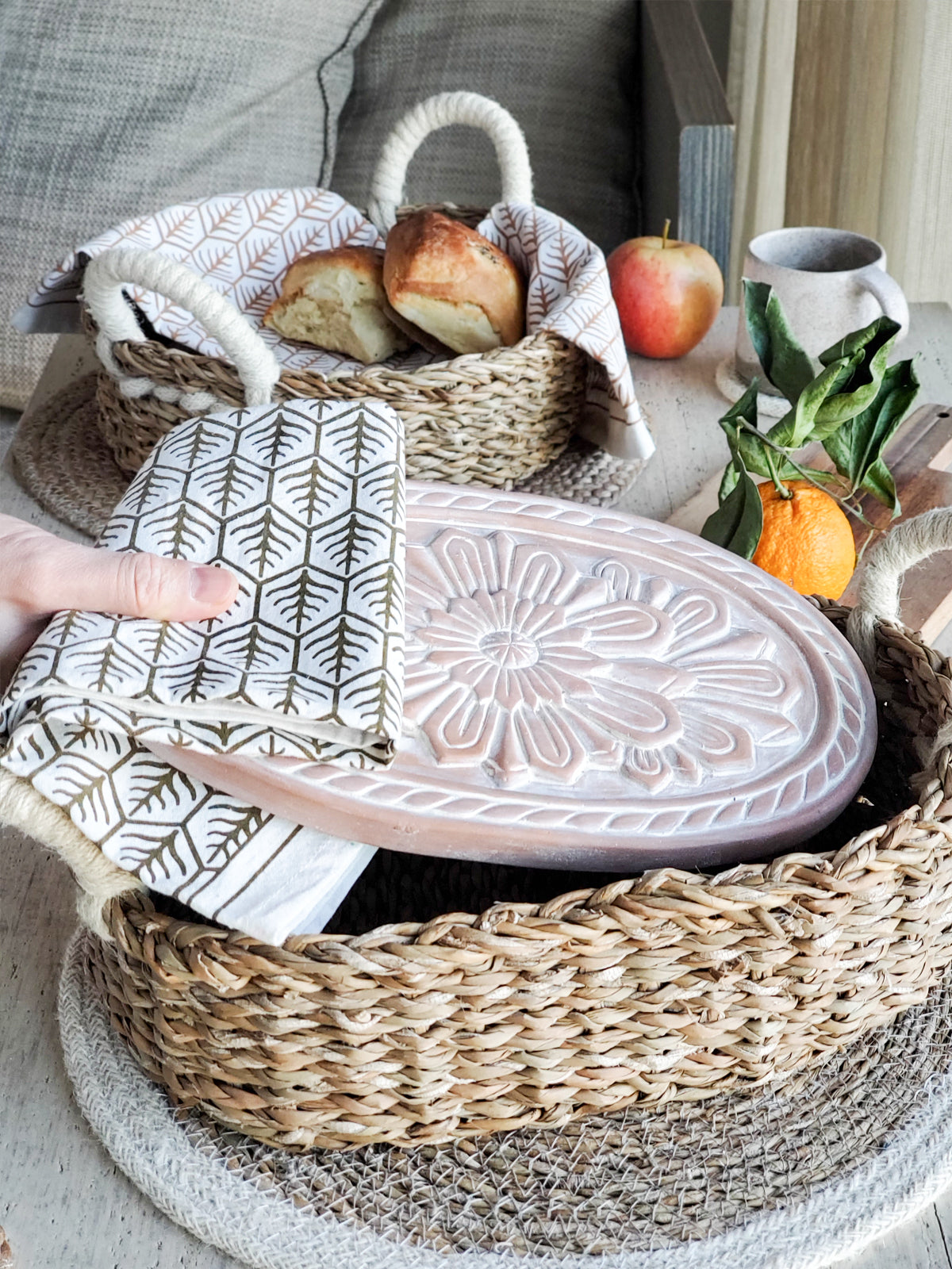 DC-KORISSA bread warmer and basket gift set with a flower design and matching tea towel, perfect for serving bread.