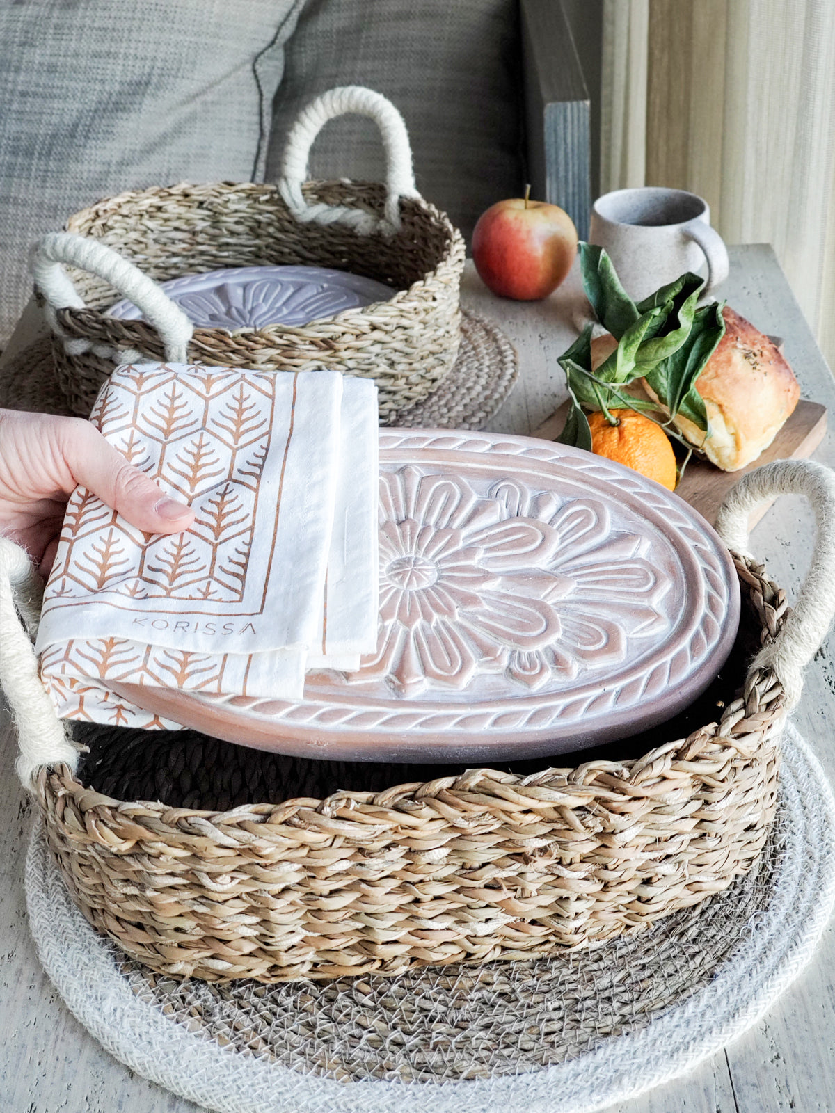 DC-KORISSA bread warmer and basket gift set with flower design and matching tea towel, perfect for serving freshly baked bread.